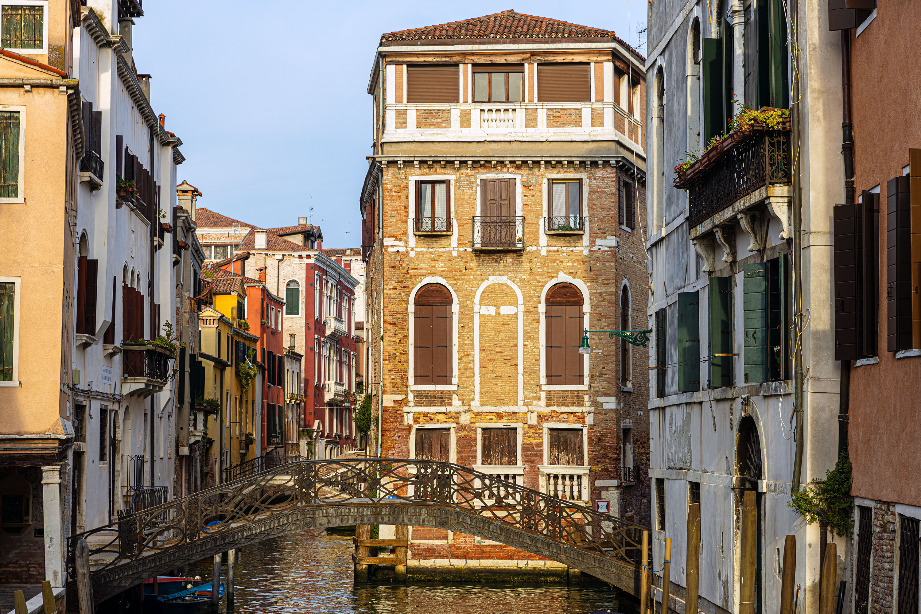 Venedig - Palazzo Tetta, auf der Brücke im Bild schlagen sich die Fotografen tagsüber um die besten Plätze